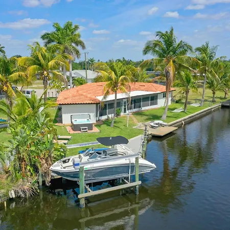 Relaxing Waterfront Retreat Near Downtown Hot Tub, Kayaks, Fishing Gear & More!
